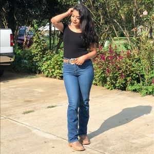 Midrise “shaping straight” Levi’s jean size W28L32